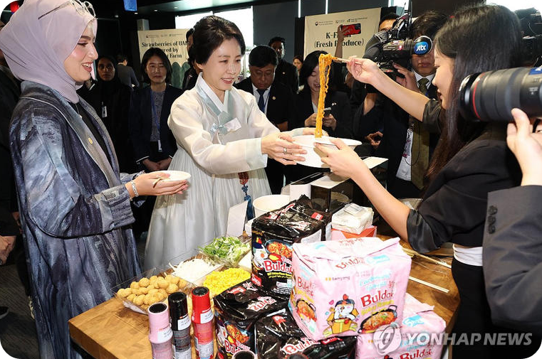 First Lady Hye-kyung Kim tasting stir-fried noodles [Photo = Yonhap News]