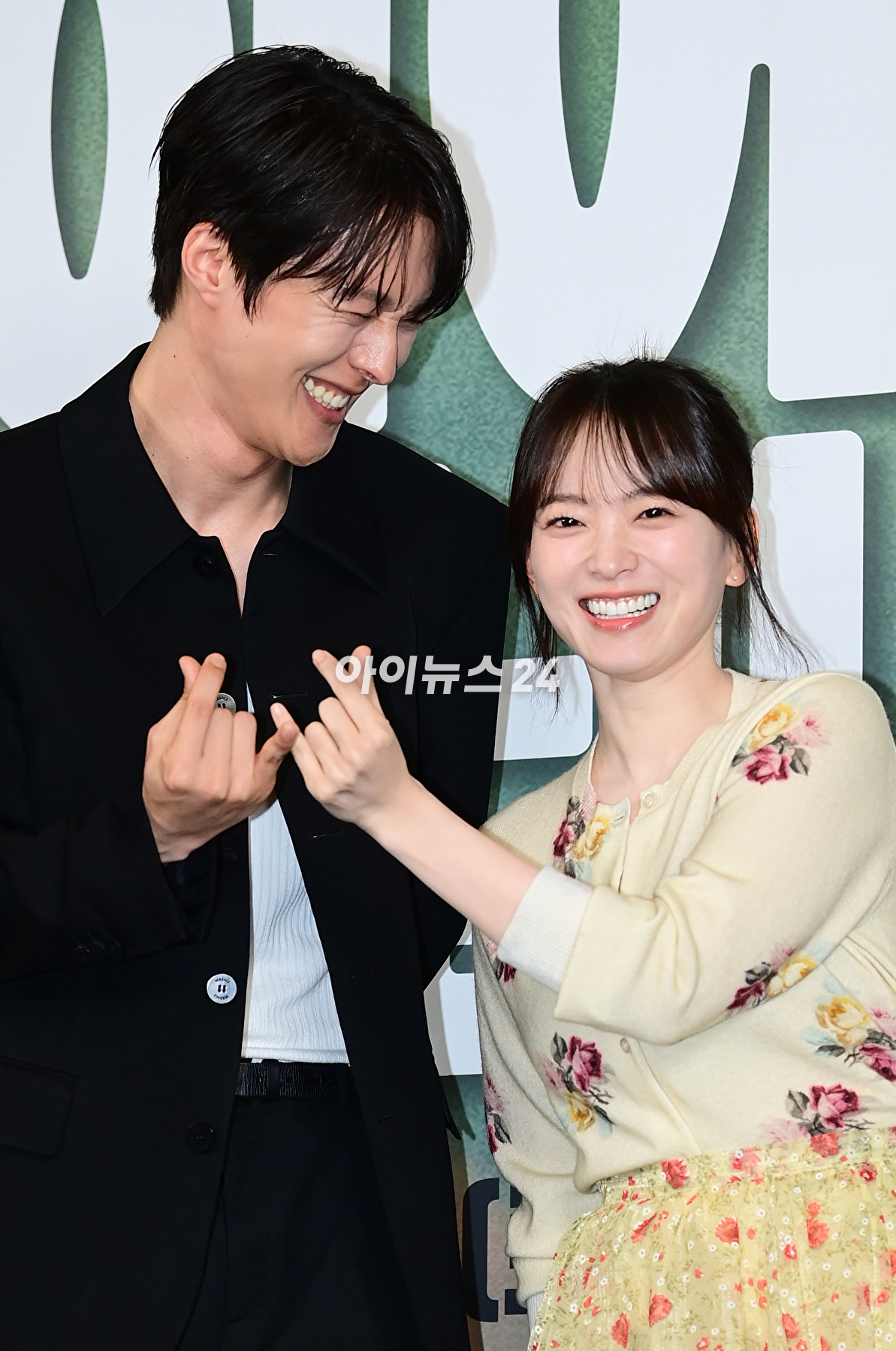 배우 장기용과 천우희가 2일 오후 서울 마포구 상암동 스탠포드호텔에서 열린 JTBC 새 주말극 '히어로는 아닙니다만' 제작발표회에 참석하고 있다. [사진=정소희 기자]