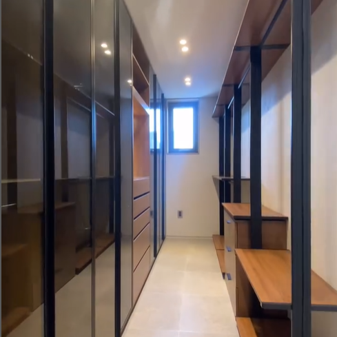 드레스룸, 인테리어가 고급지고, 넓은 공간을 자랑한다.