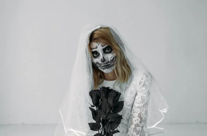 유령 분장을 한 신부