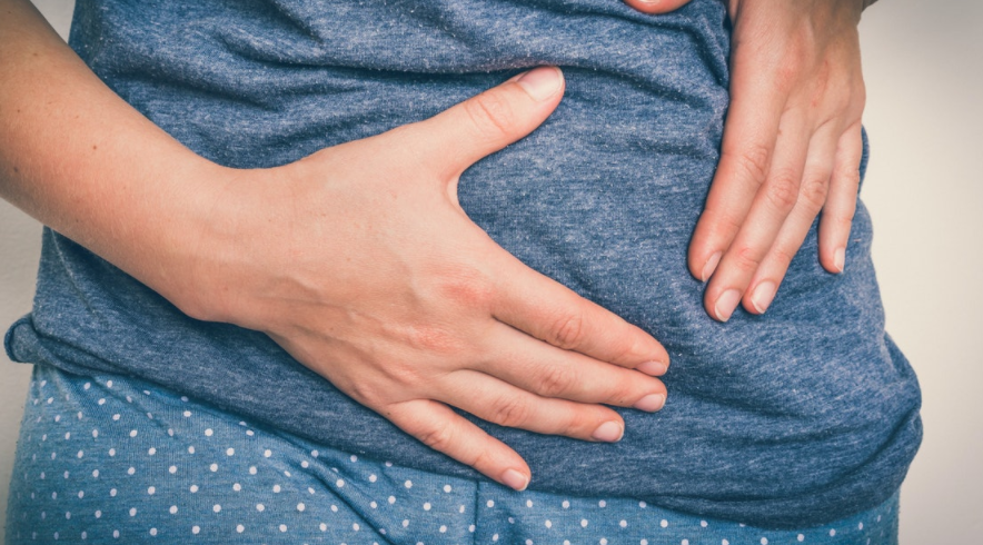 여자 왼쪽 아랫배 콕콕