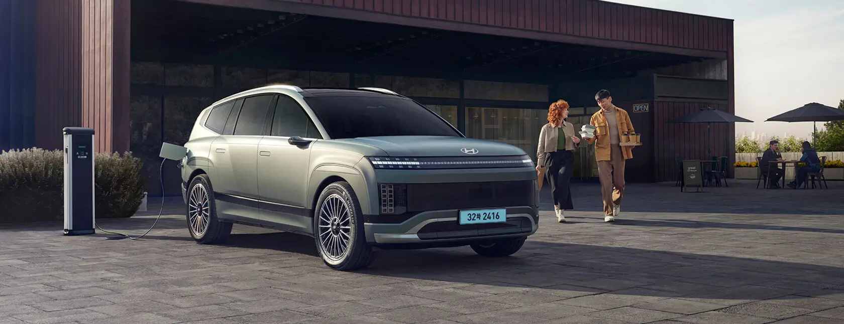 ioniq9_gallery_exterior_front_side_and_model_view_01