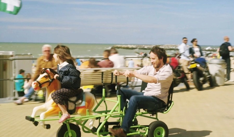 작은 자전거를 타고 함께 달리는 소녀와 아빠의 모습