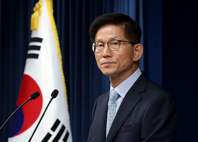 정장을입고-안경을쓴-남성의모습