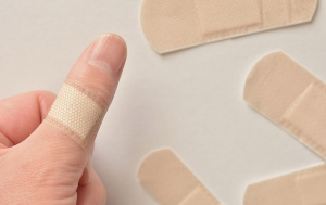 칼로 손가락을 베고 상처