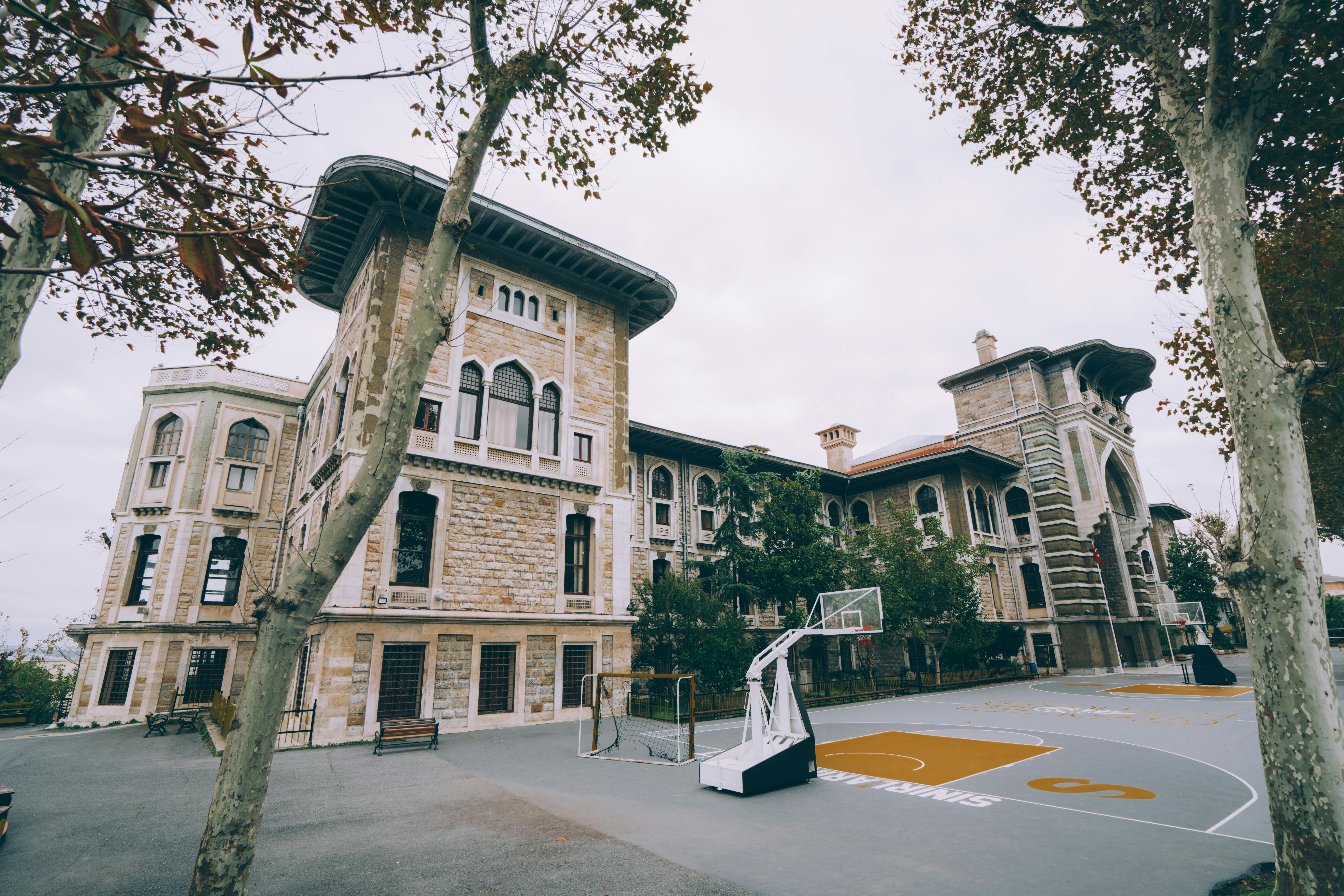 학교 운동장 한복판에서 밥 먹기을 상징하는 이미지