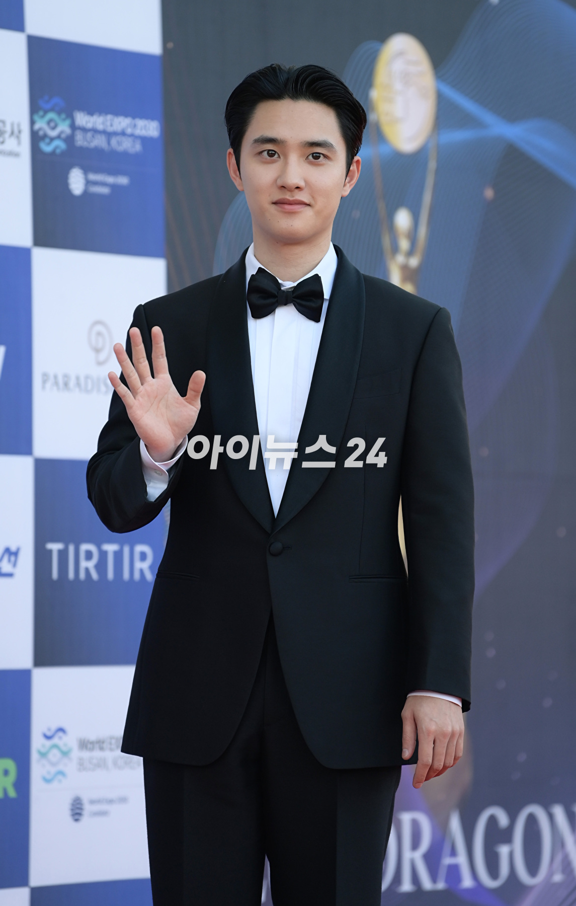 배우 도경수가 19일 인천 파라다이스시티에서 열린 제2회 청룡시리즈어워즈 레드카펫 행사에 참석하고 있다. [사진=정소희 기자]