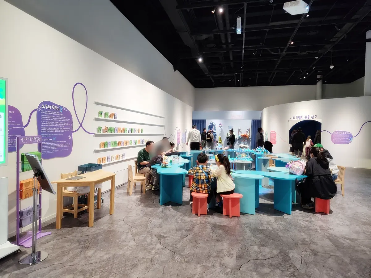 경기도-어린이-박물관-3층-앉아서-활동하는-아이들