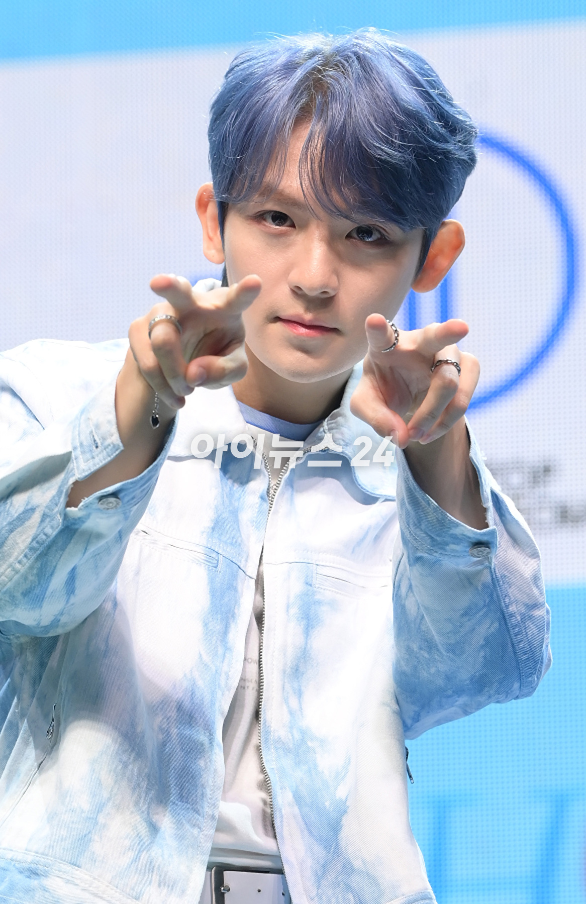 그룹 틴탑이 4일 오후 서울 광진구 예스24 라이브홀에서 열린 새 앨범 '틴탑 [포슈어](TEEN TOP [4SHO])' 쇼케이스에 참석해 타이틀곡 '휙(HWEEK)' 무대를 선보이고 있다. [사진=정소희 기자]