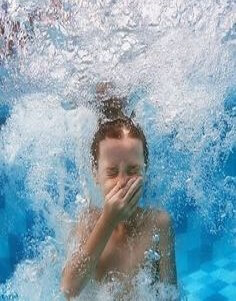 주변에-물거품이-많이나며-여자-아이가-물에-빠져-코를-막고-숨을-참고있는-모습