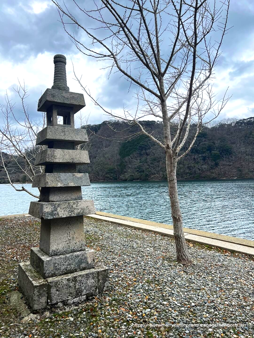 신사 안 석탑