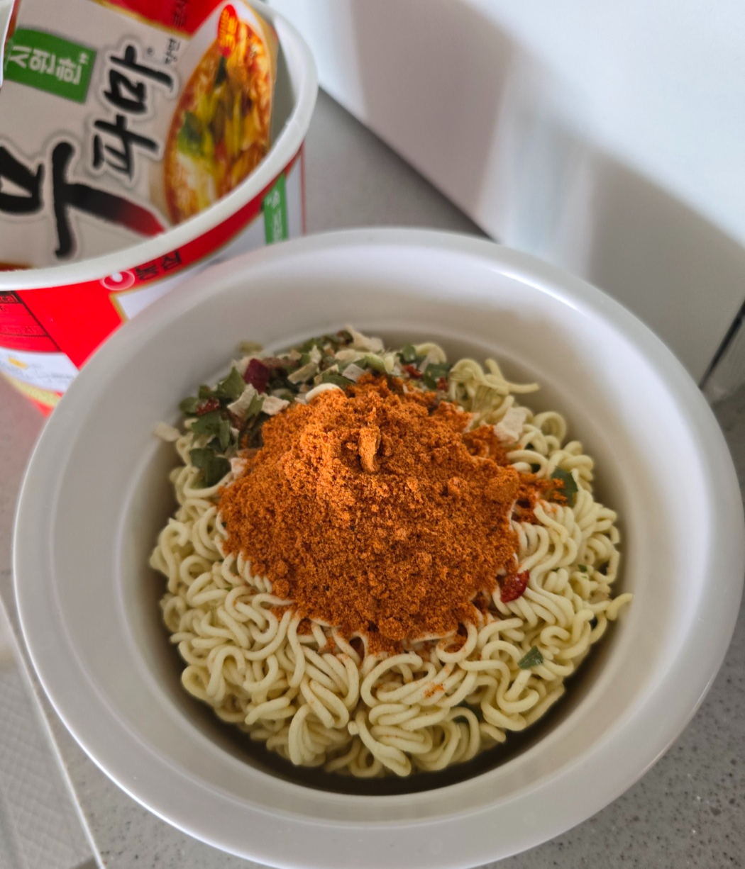 라면을 넣은 도자기컵라면용기