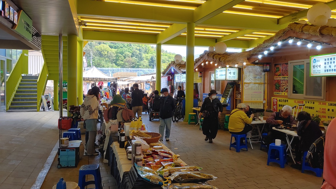 경기도 장날 용문 오일장에서 장을 보는 사람들