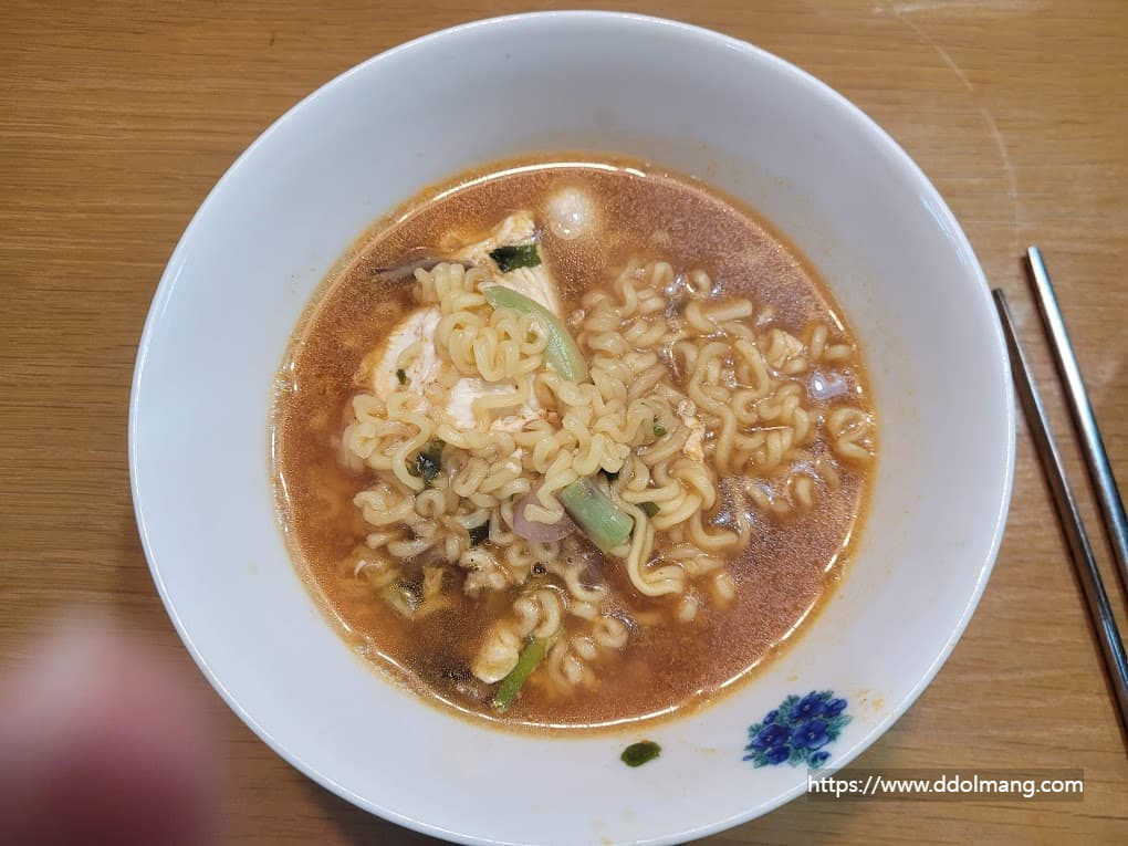 라면이 그릇에 담겨진 모습