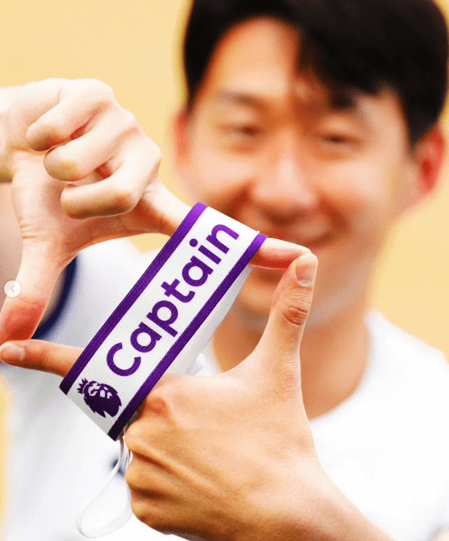 캡틴 완장을 손에 끼운 손흥민