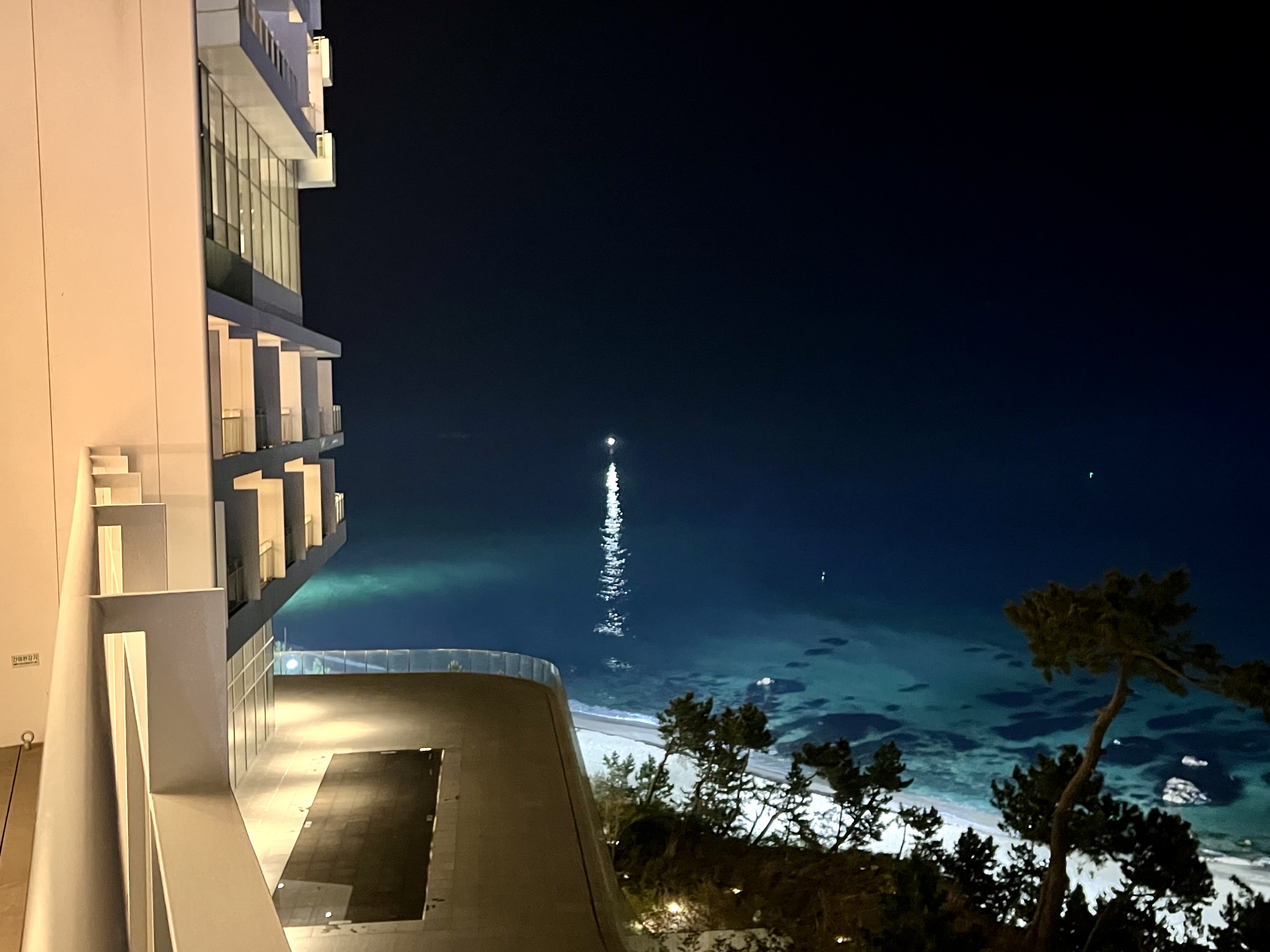 강릉-씨마크호텔-코너스위트-오션뷰-야경-밤바다
