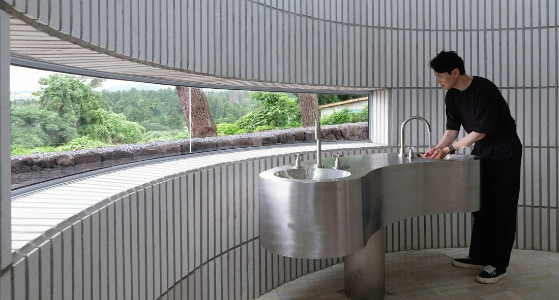 도자기 타일을 둥근 형태로 코팅한 제주 중문 성당 4.3 기념관 Ceramic tiles coat the rounded form of jungmun catholic church unit in south korea