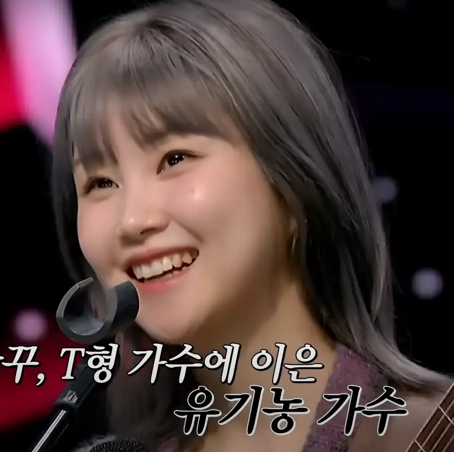 싱어게인 3-
검은 바탕 앞 환하게 웃고 있는 가수 60호