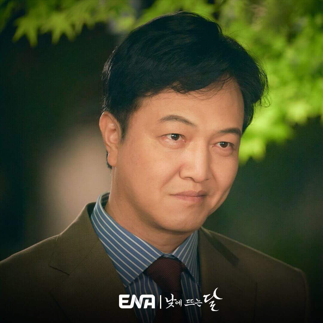낮에뜨는달-정웅인-석철환-인물소개