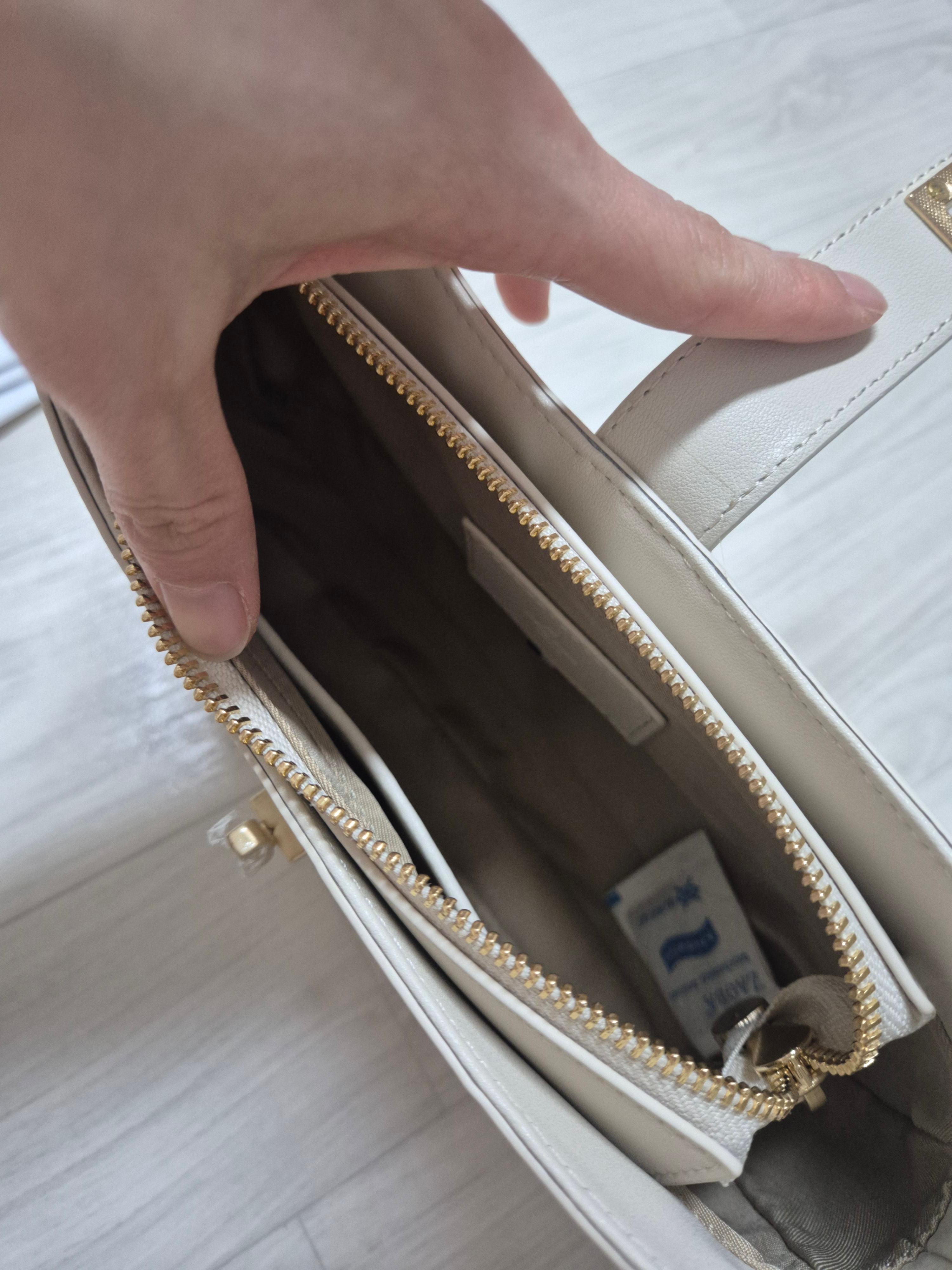 보니 러셀러 숄더백 내부 모습