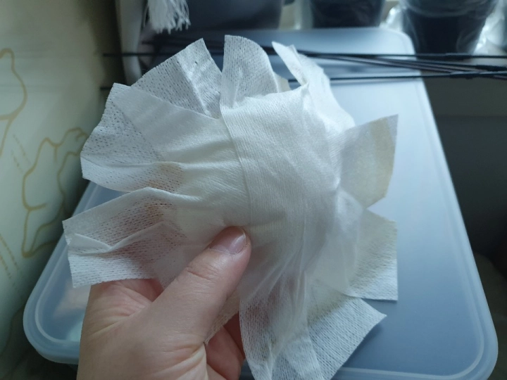 압박밴드롤-손으로-들고있음