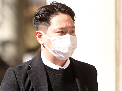 그룹 비에이피(B.A.P) 출신 힘찬(본명 김힘찬)이 2021년 서울 서초구 서울중앙지방법원에서 열린 1심 선고공판에 출석한 뒤 법원을 나서고 있다. [사진=뉴시스]