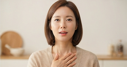 엄마가 숨을 고르며 아이와 눈을 맞추는 장면