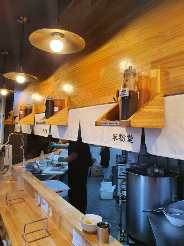 머리위에-위치한-양념통들