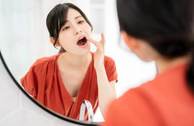 입안을 살펴보는 여성