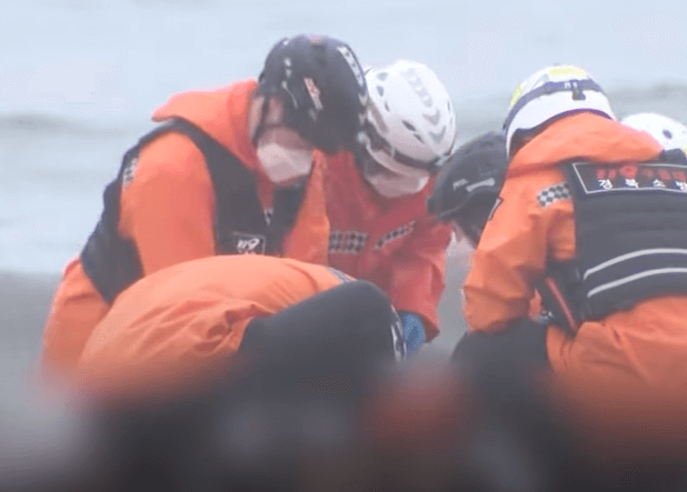 포항 장갑차 침수 사고 후 구조 장면