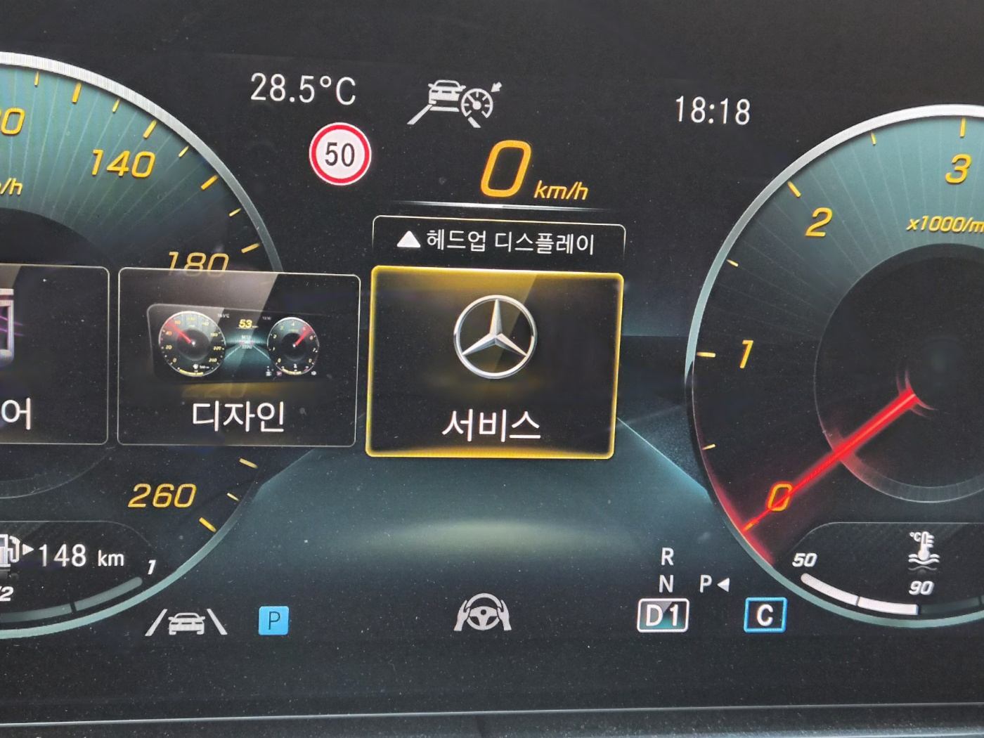 벤츠 디지털 계기판의 서비스 메뉴&amp;#44; 오일&middot;타이어&middot;AdBlue 등 점검 항목 선택 화면