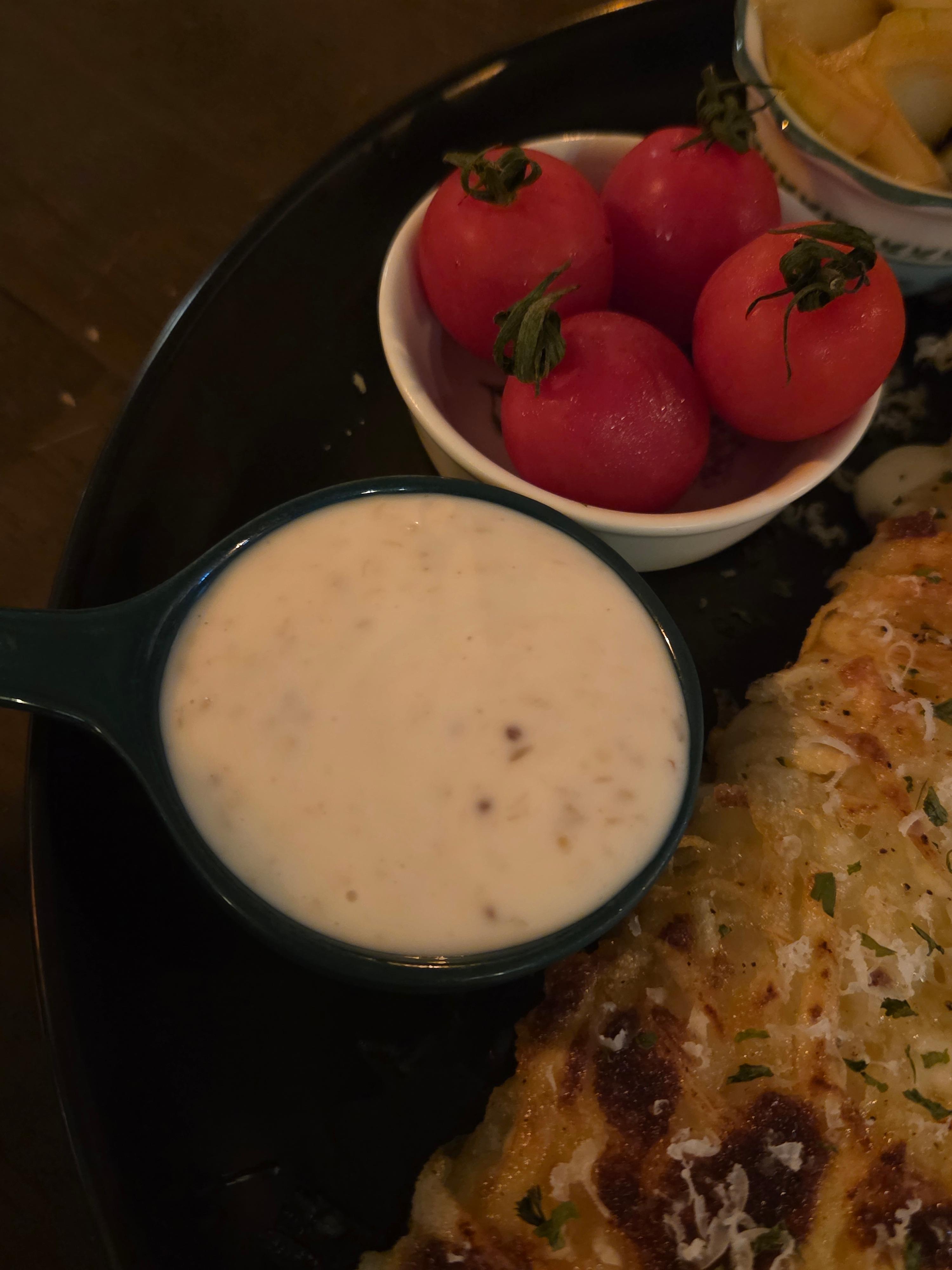 오가다 치즈감자채전 – 바삭한 감자채 위에 치즈 듬뿍, 트러플 마요와 양파절임 곁들임3