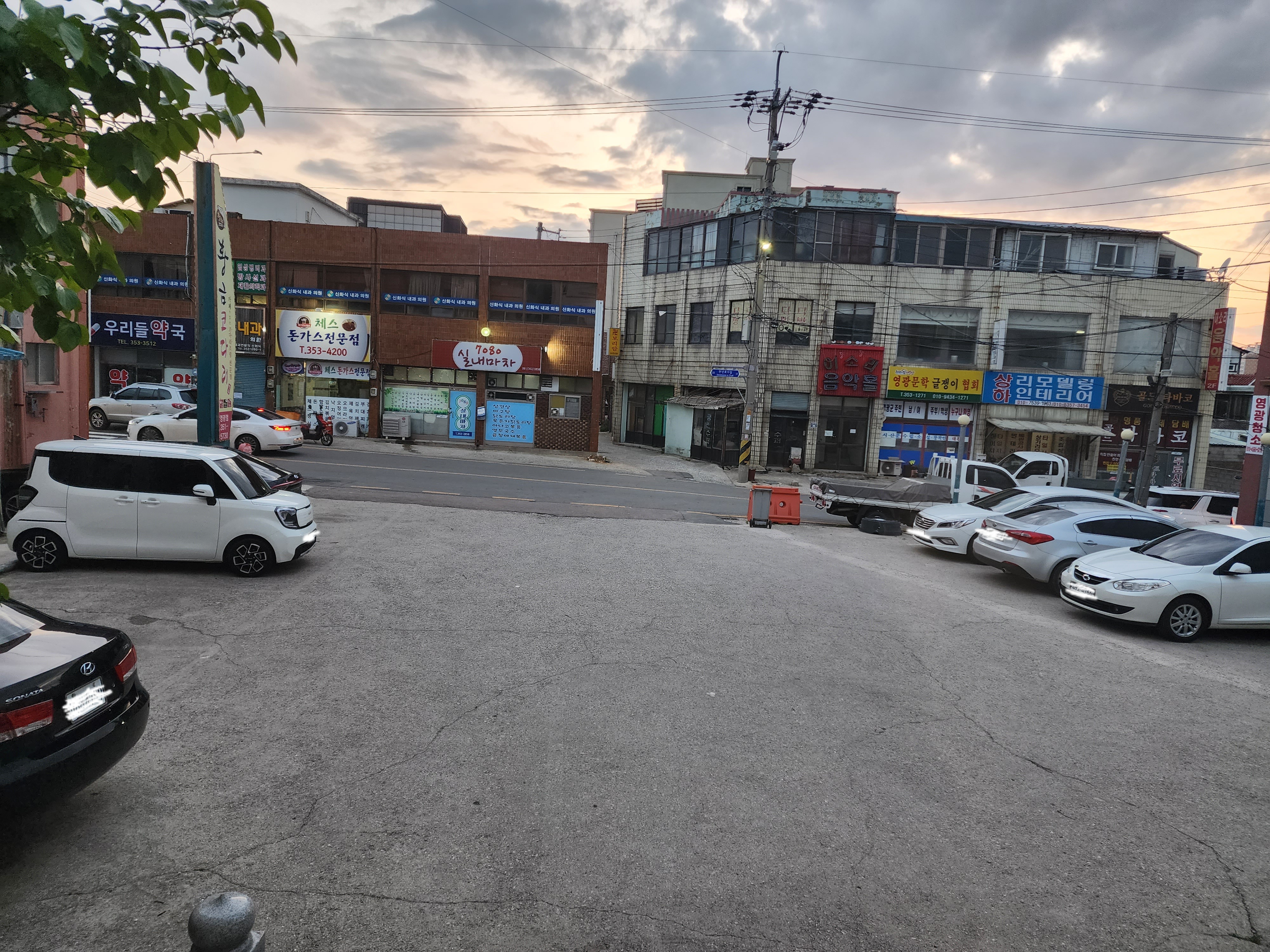 황금코다리 앞 주차장