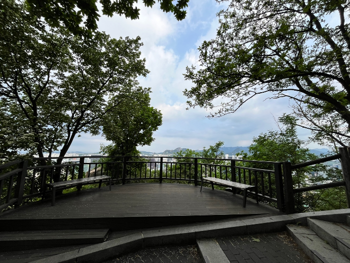 남산 중간지점 쉼터