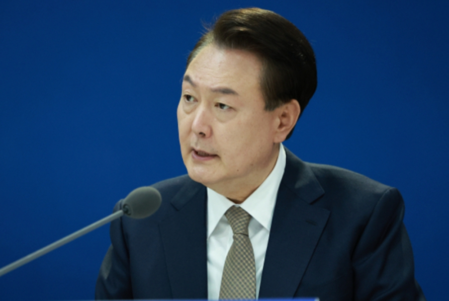 윤석열 대통령이 군사보호구역 해제에 대해서 연설하고 있는 모습
