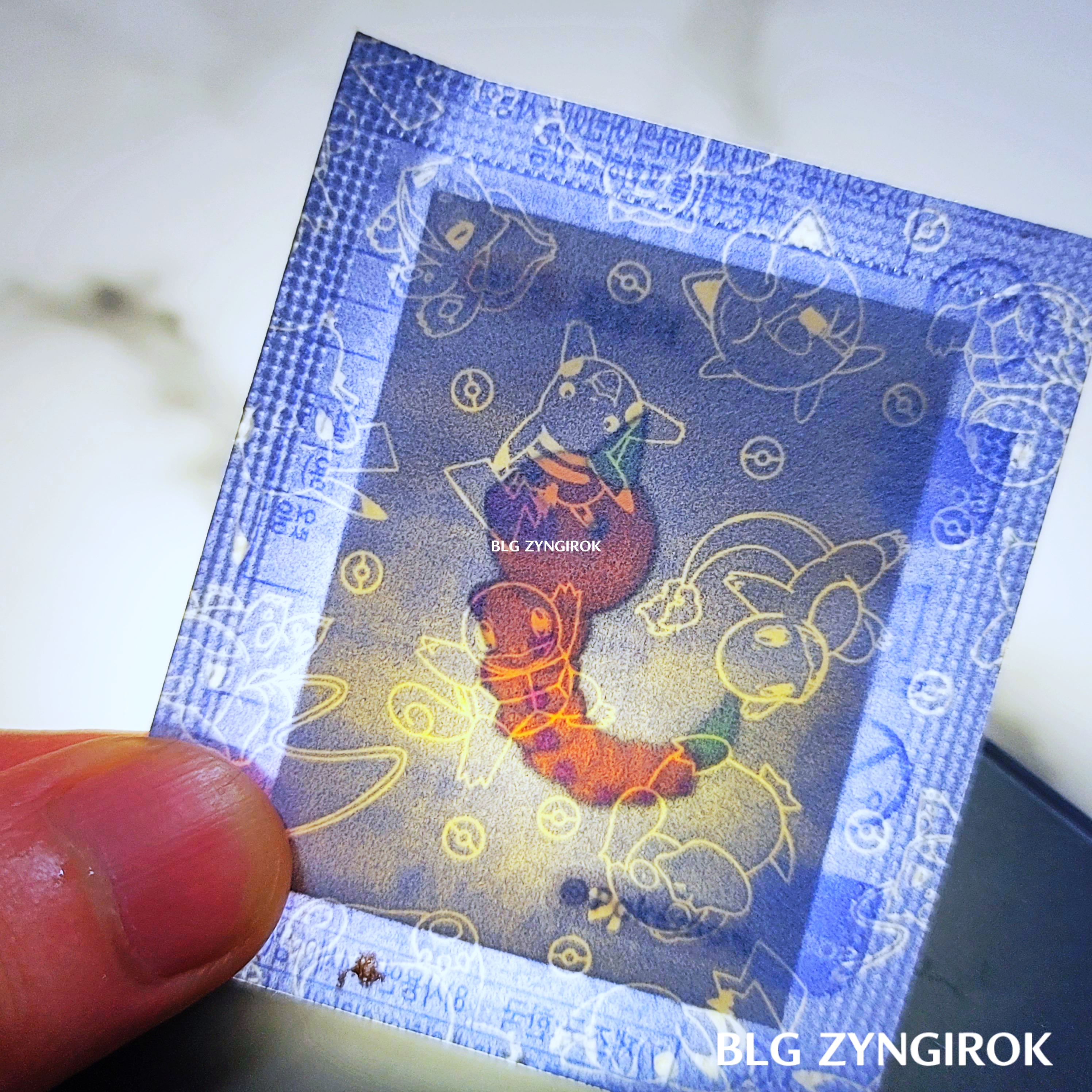 띠부띠부씰-뿔충이를-들고있다.