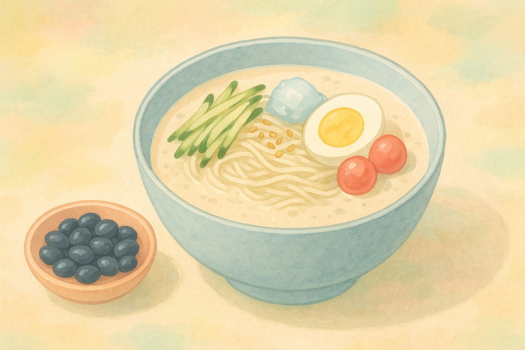 서리태 콩국수 한 그릇이 담긴 파스텔톤 일러스트 이미지로, 고소한 콩국물 속에 삶은 면, 오이채, 삶은 달걀, 방울토마토, 통깨, 얼음이 담겨 있으며, 옆에는 검은 서리태가 담긴 작은 그릇이 놓여 있음.