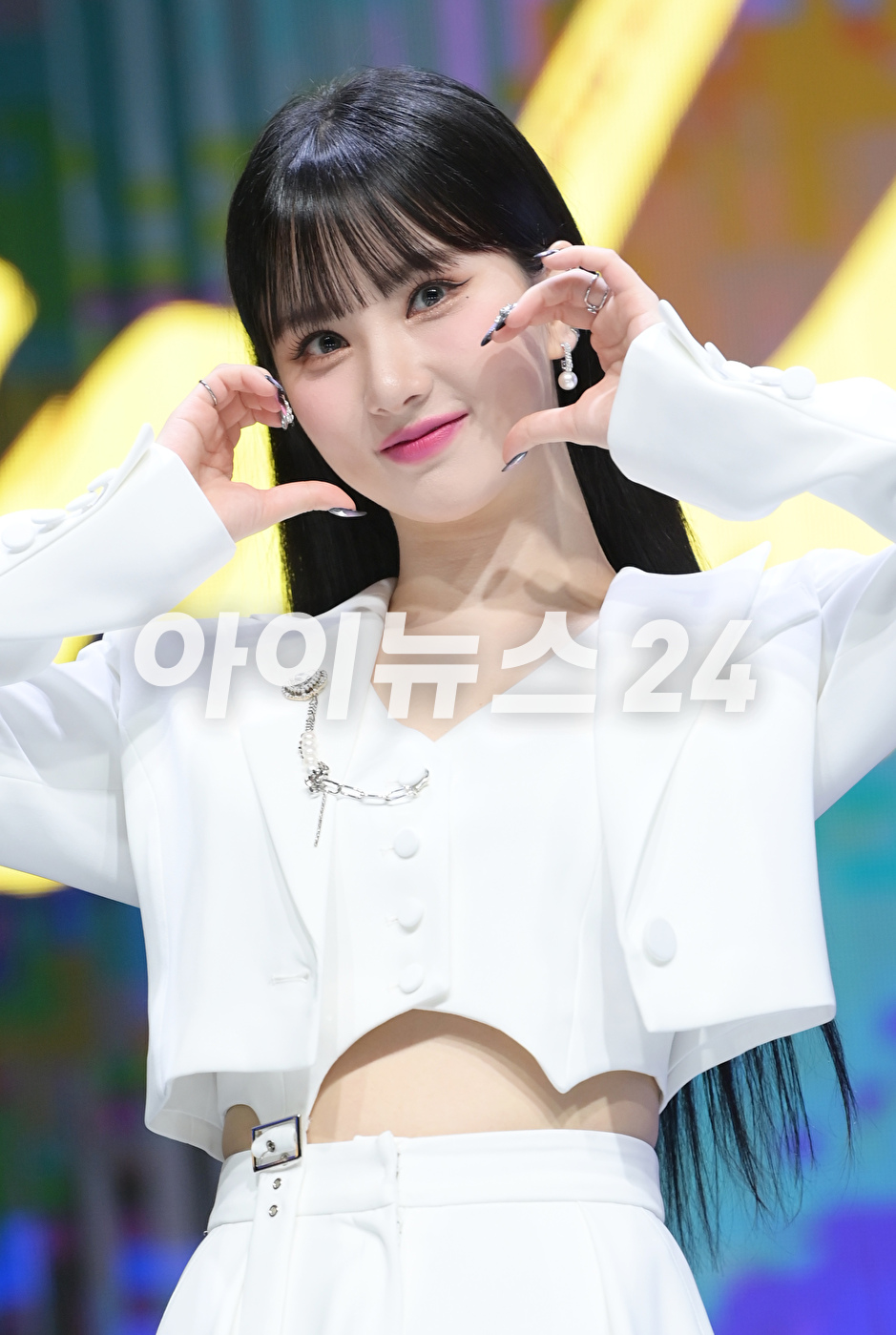 그룹 비비지 은하가 31일 오후 서울 광진구 예스24라이브홀에서 진행된 비비지(VIVIZ) 세 번째 미니앨범 &#39;베리어스(VarioUS)&#39; 발매 기념 쇼케이스에 참석해 포즈를 취하고 있다. [사진=정소희 기자]