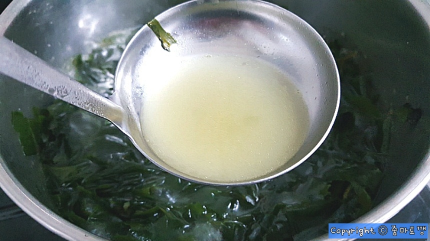 미역국-뽀얀-국물