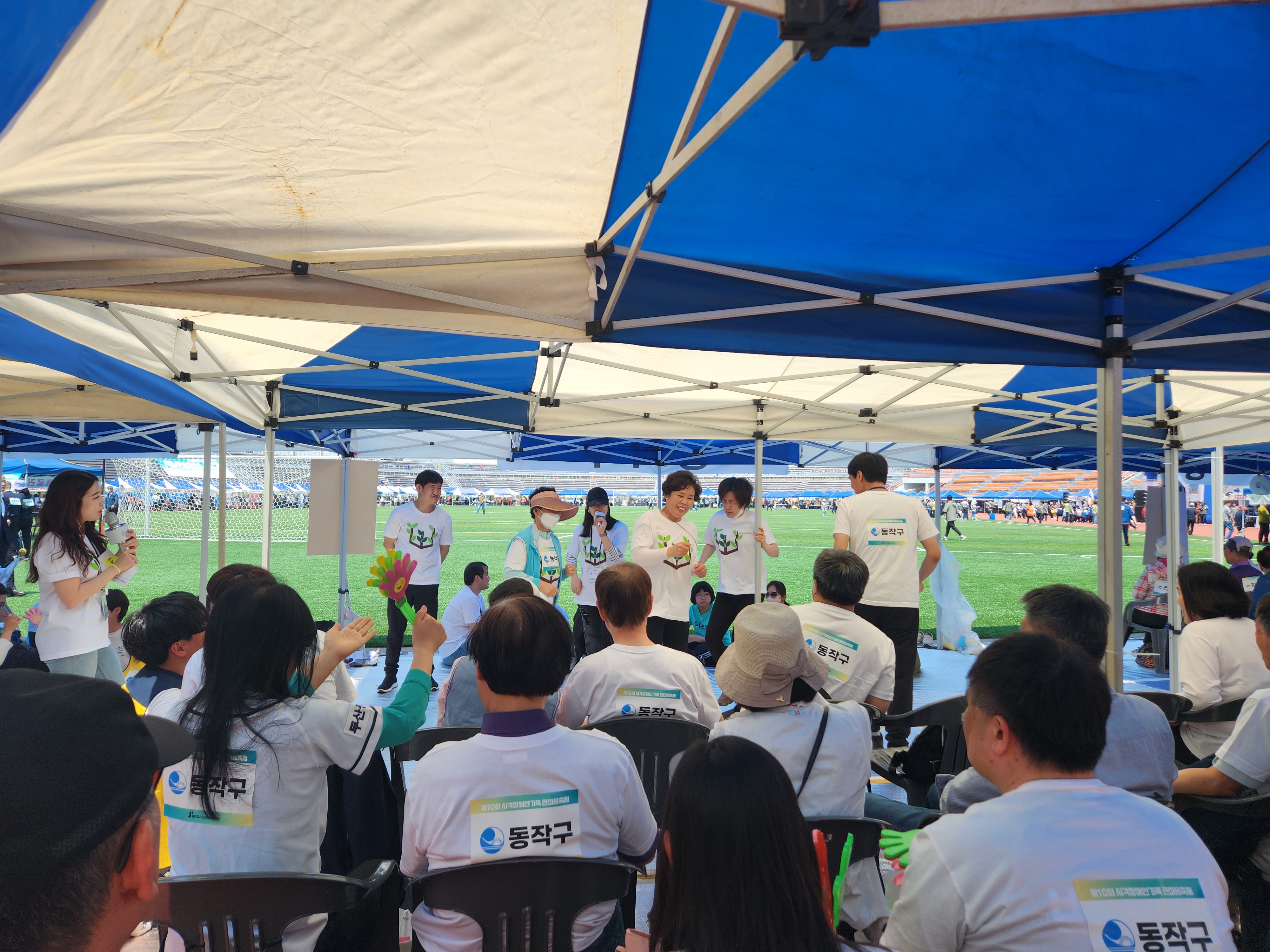 미니게임을 즐기고 있는 지회원들의 사진