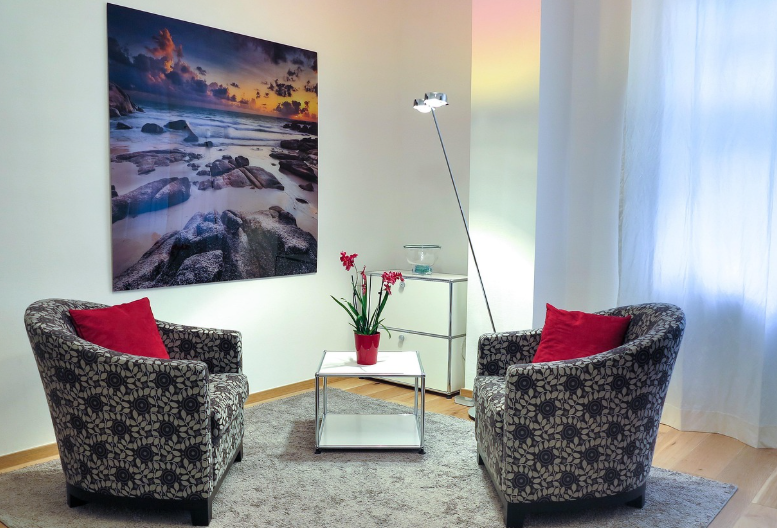 심리학에서 말하는 유아 심리와 청소년 심리의 발달과 차이점, 방안에 의자 두 개가 놓여있고 서로를 바라보고 있는 사진