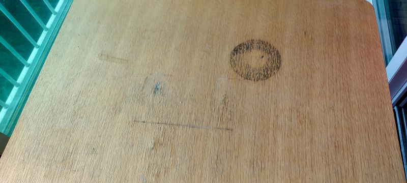 여기저기 흡집이 나고 썩어버린 테이블상판