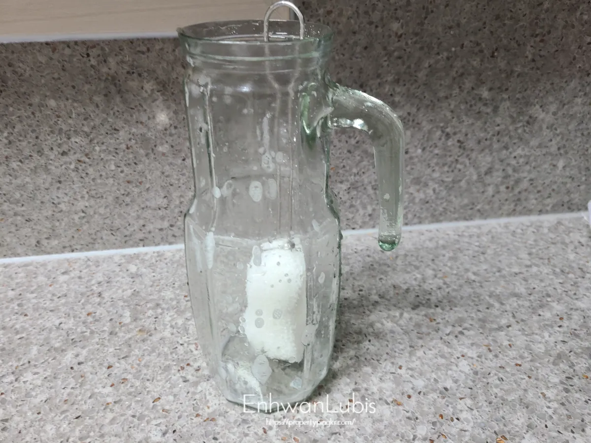 폼수세미병솔이-물병에-들어간-모습-손잡이까지-들어갔다