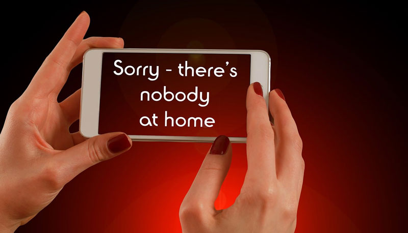 핸드폰을 열었더니 sorry-there's nobody at home 이란 문구로 핸드폰을 보지 못하는 메시지가 뜨고 있다.