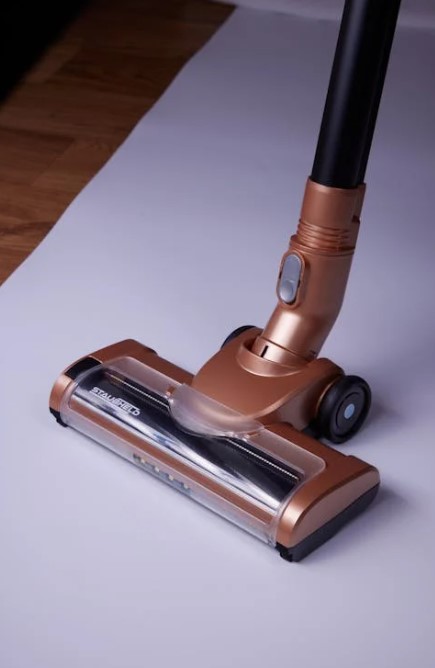 무선청소기의 흡입 헤드가 바닥 위에 놓인 모습. 자취방 등 소형 공간 청소에 적합한 형태