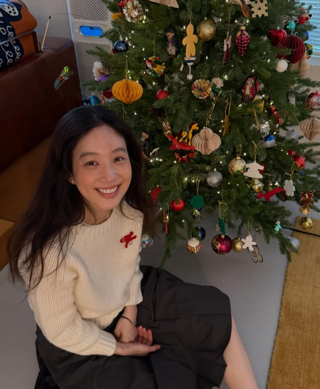 정려원 아이보리 니트 스타일링