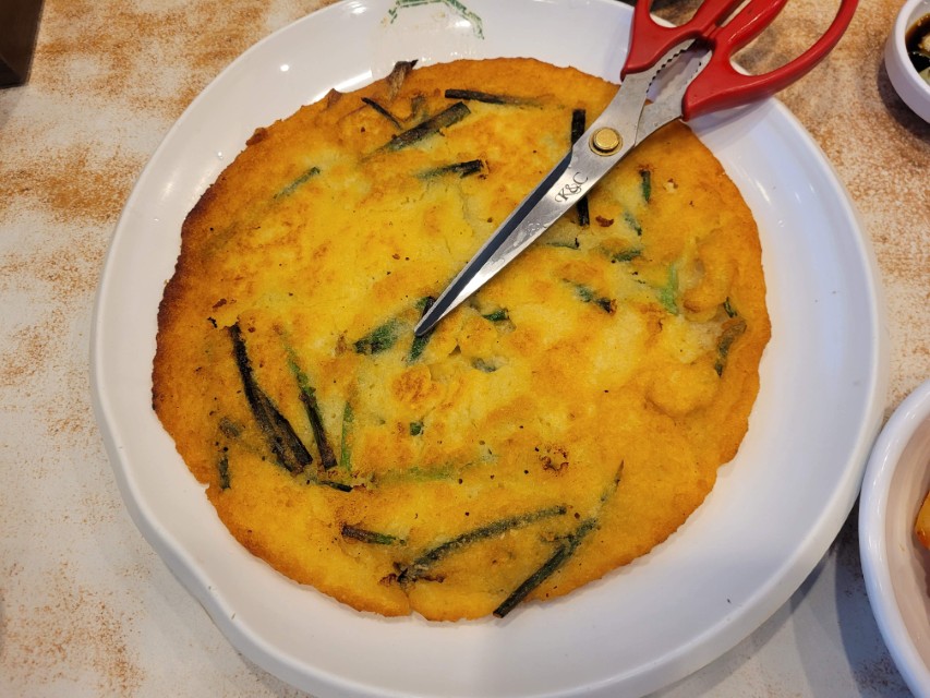 노릇하게 부쳐진 빈대떡 전체 모습