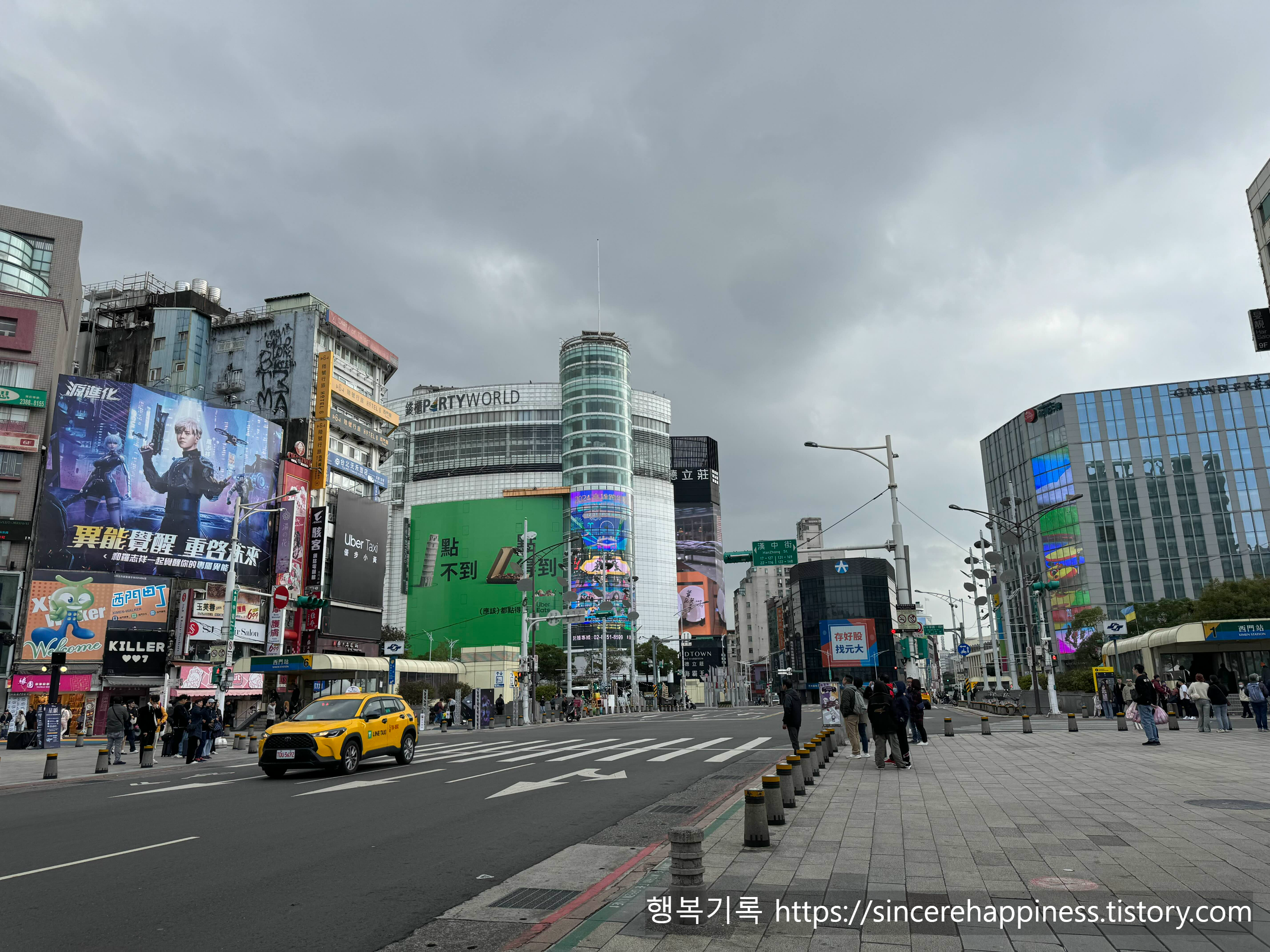 타이베이 여행의 중심지인 시먼역 근처 시내의 넓고 탁 트인 전경