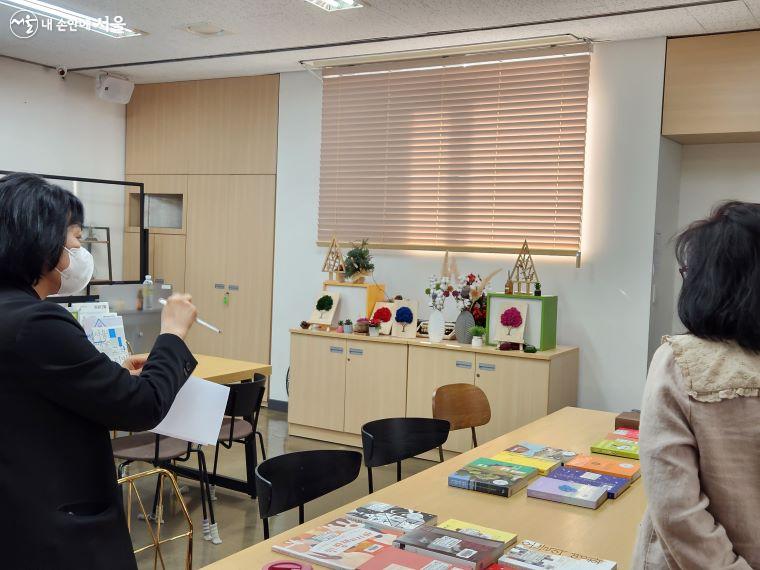 북큐레이션 강좌는 강사의 이론 교육에 이어 수강생의 실습으로 마무리되었다.