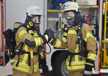 두명의 소방관들 사진